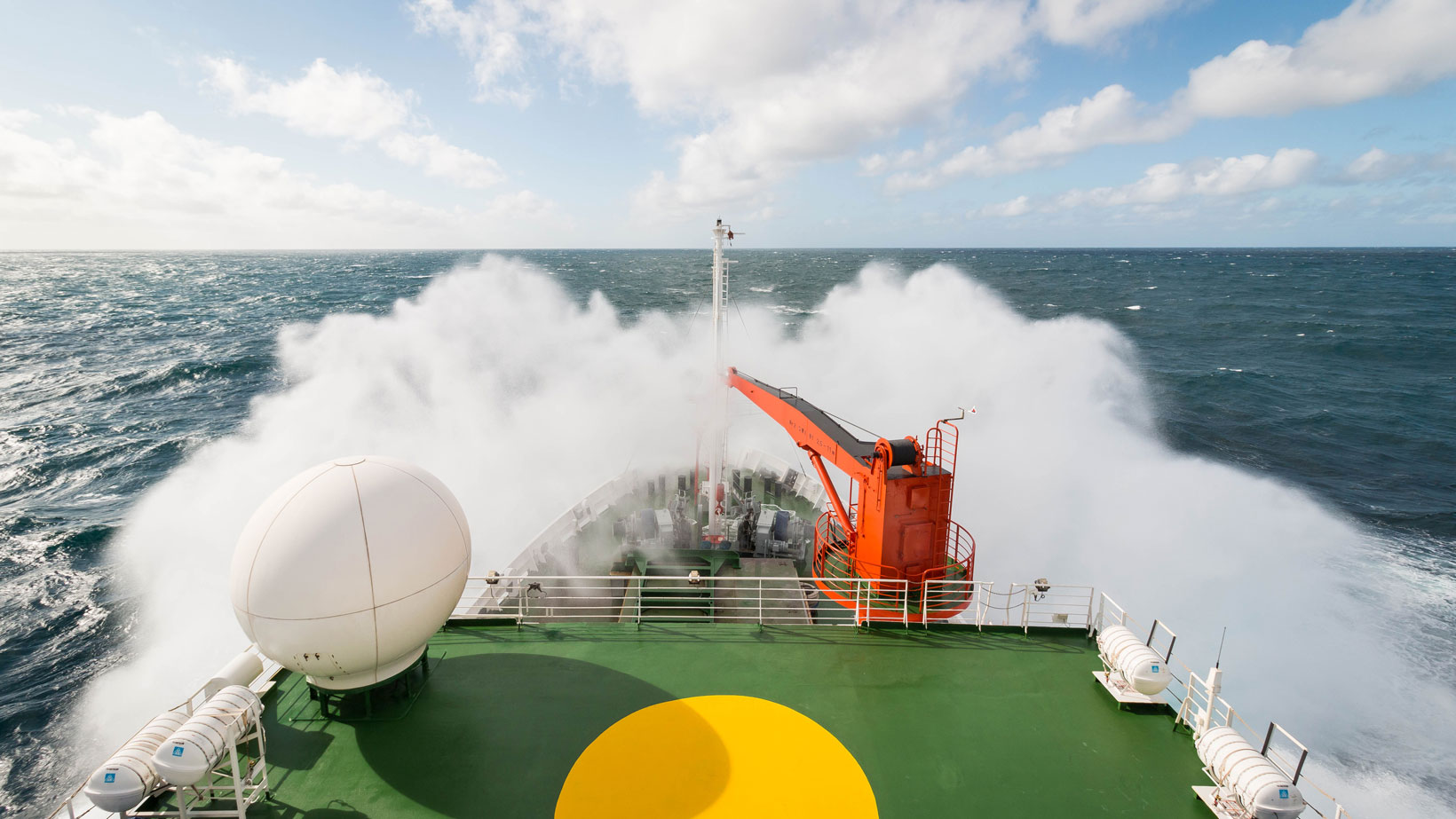 Meteor Fischereischiff – Welle am Bug